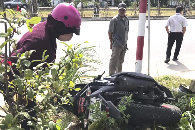 Chạy xe máy ngược chiều, nam thanh niên bị tai nạn