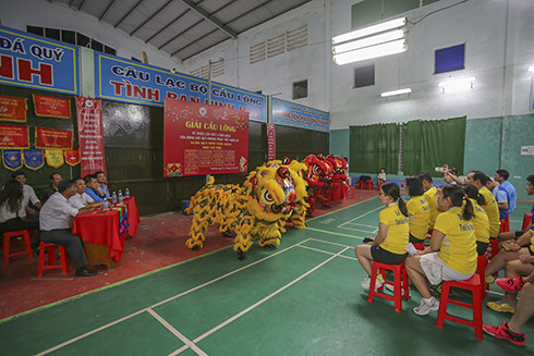 Quang cảnh buổi lễ khai mạc giải cầu lông từ thiện Hội Chữ thập đỏ Ninh Hòa.