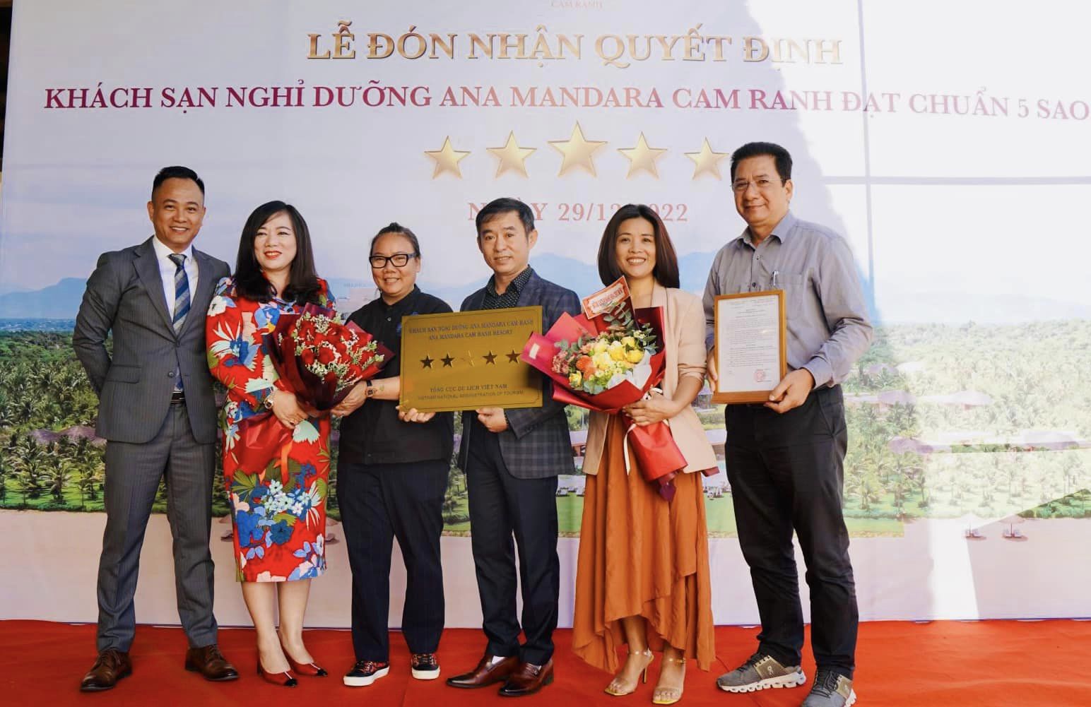 Lãnh đạo Sở Du lịch trao chứng nhận cơ sở lưu trú tiêu chuẩn 5 sao cho đại diện Khu nghỉ dưỡng Ana Mandara Cam Ranh