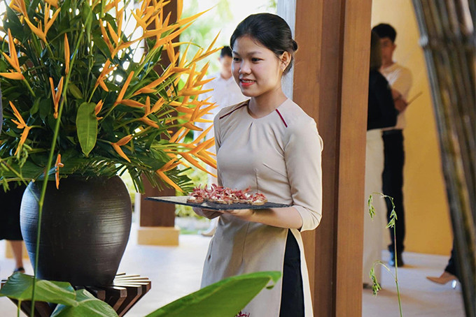 Nhân viên Ana Mandara Cam Ranh luôn tận tình phục vụ du khách.