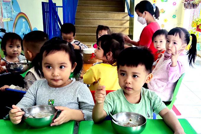 Các bé Trường Mầm non Phước Hòa (Nha Trang) ăn bán trú.