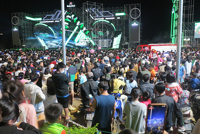 Rất đông người dân và du khách có mặt tại Quảng trường 2-4 tham gia chương trình đếm ngược thời gian.