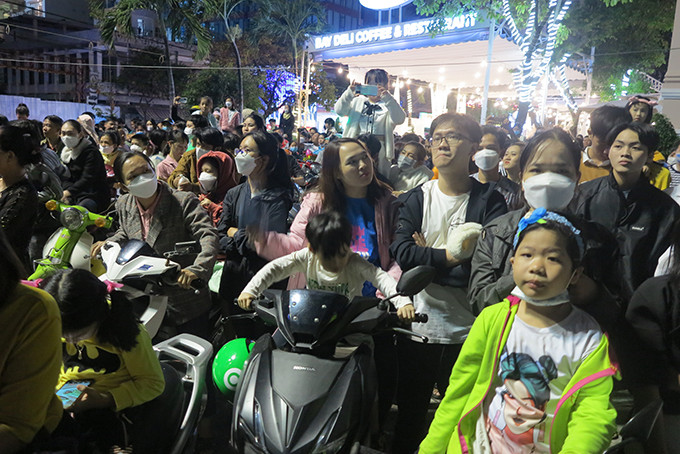 Người dân khắp nơi đổ về trung tâm thành phố biển Nha Trang đông nghịt chuẩn bị đón chào năm mới.