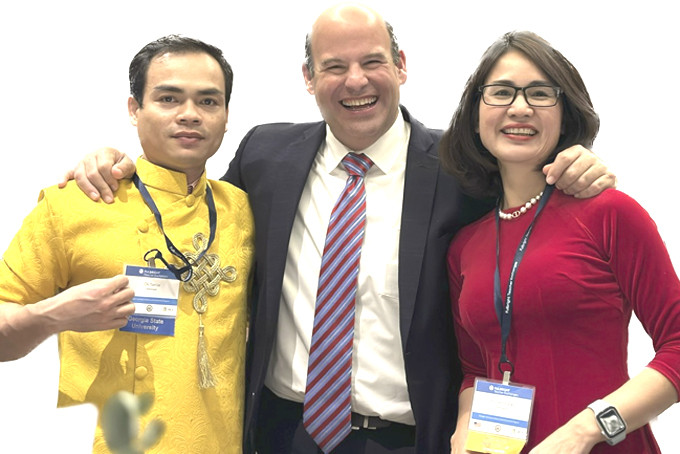 Thầy Tôn và giáo viên trong đoàn Fulbright TEA Việt Nam cùng với chuyên gia  của Bộ Ngoại giao Hoa Kỳ.