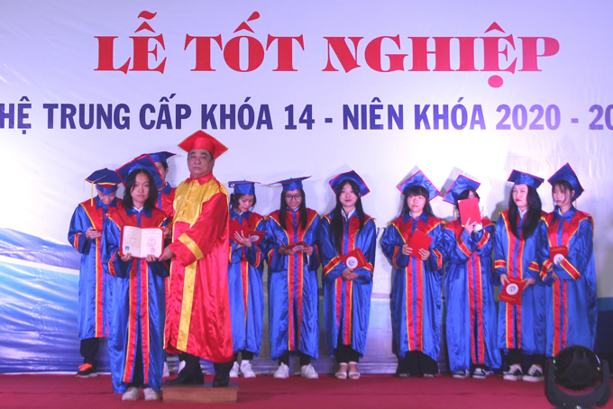 Trao bằng tốt nghiệp cho 471 học sinh hệ trung cấp