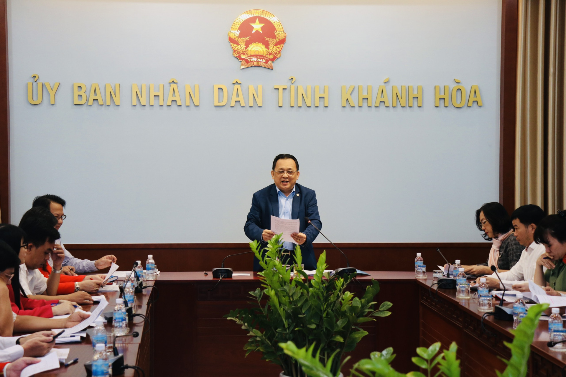 Phó Chủ tịch thường trực UBND tỉnh Lê Hữu Hoàng phát biểu kết luận cuộc họp