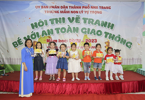 Cô Hứa Thị Minh Thu, Hiệu Trưởng nhà trường trao giải A cho các bé đạt thành tích giải A tại hội thi.