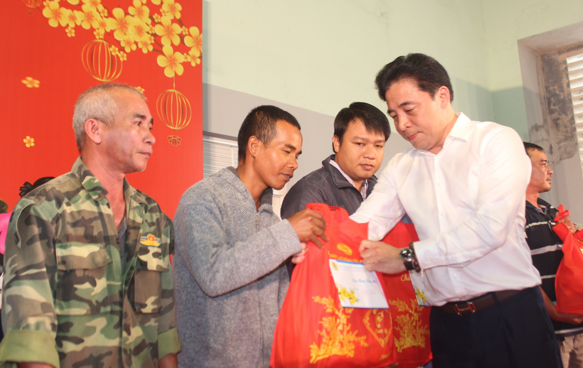 Ông Nguyễn Khắc Toàn trao quà Tết cho đoàn viên, NLĐ có hoàn cảnh khó khăn.