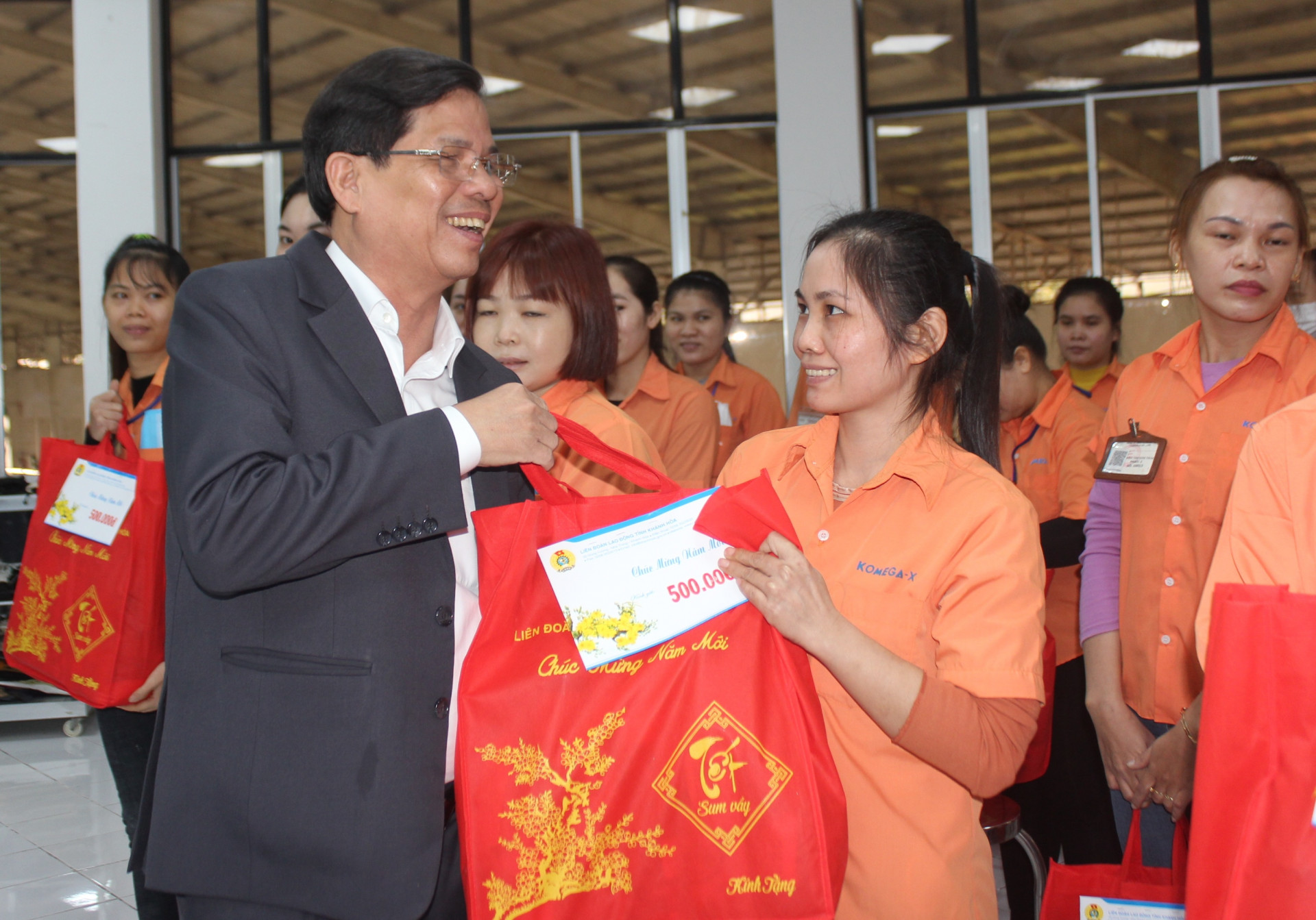 Ông Nguyễn Tấn Tuân đến thăm và trao quà tết cho công nhân công ty TNHH Komega – X.