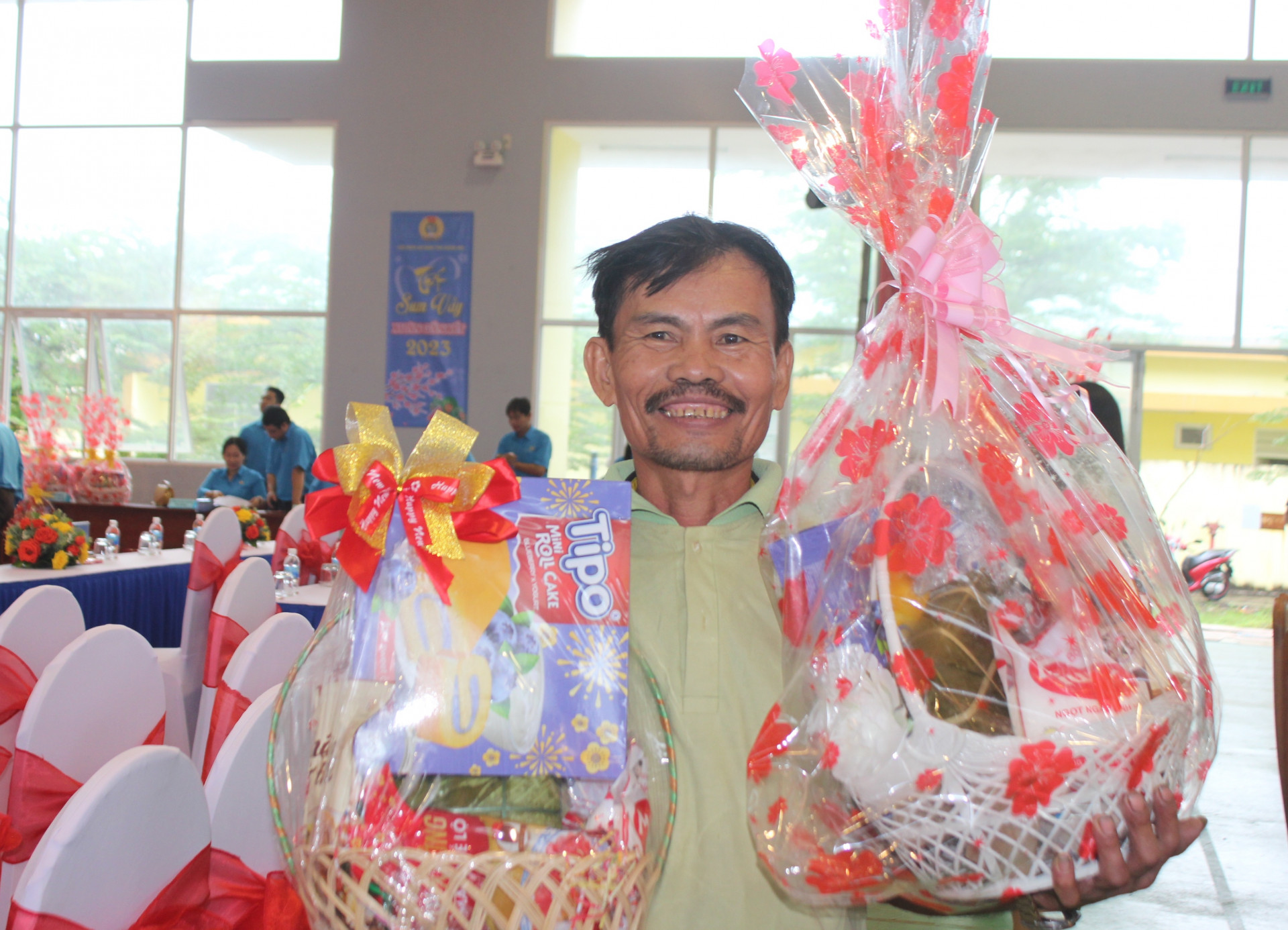 Ông Dương Ngọc Vinh, công nhân Công ty TNHH MTV Rapexco Đại Nam vui mừng được nhận giỏ quà tết sau hội thi.