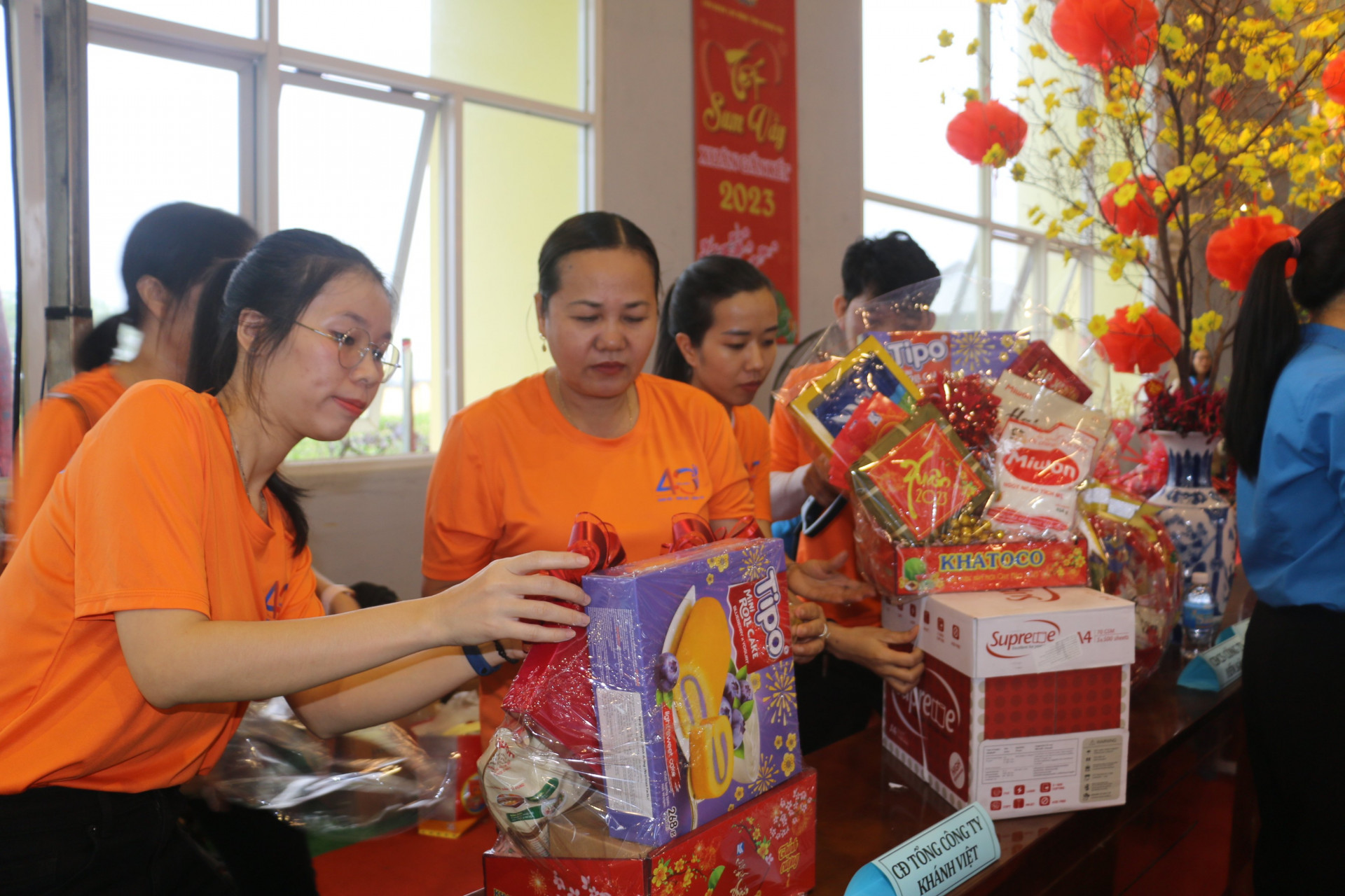 Đại diện Công đoàn Tổng công ty Khánh Việt tham gia hội thi gói giỏ quà Tết.