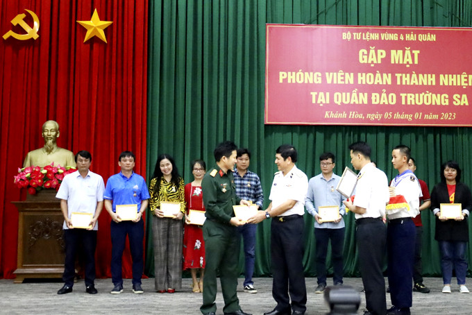 Chuẩn Đô đốc Ngô Văn Thuân - Chính ủy Vùng 4 Hải quân trao Kỷ niệm chương  Vì sự nghiệp Trường Sa cho các phóng viên tham gia đoàn công tác. 