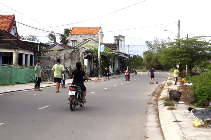 Không nên chơi đá bóng trên đường
