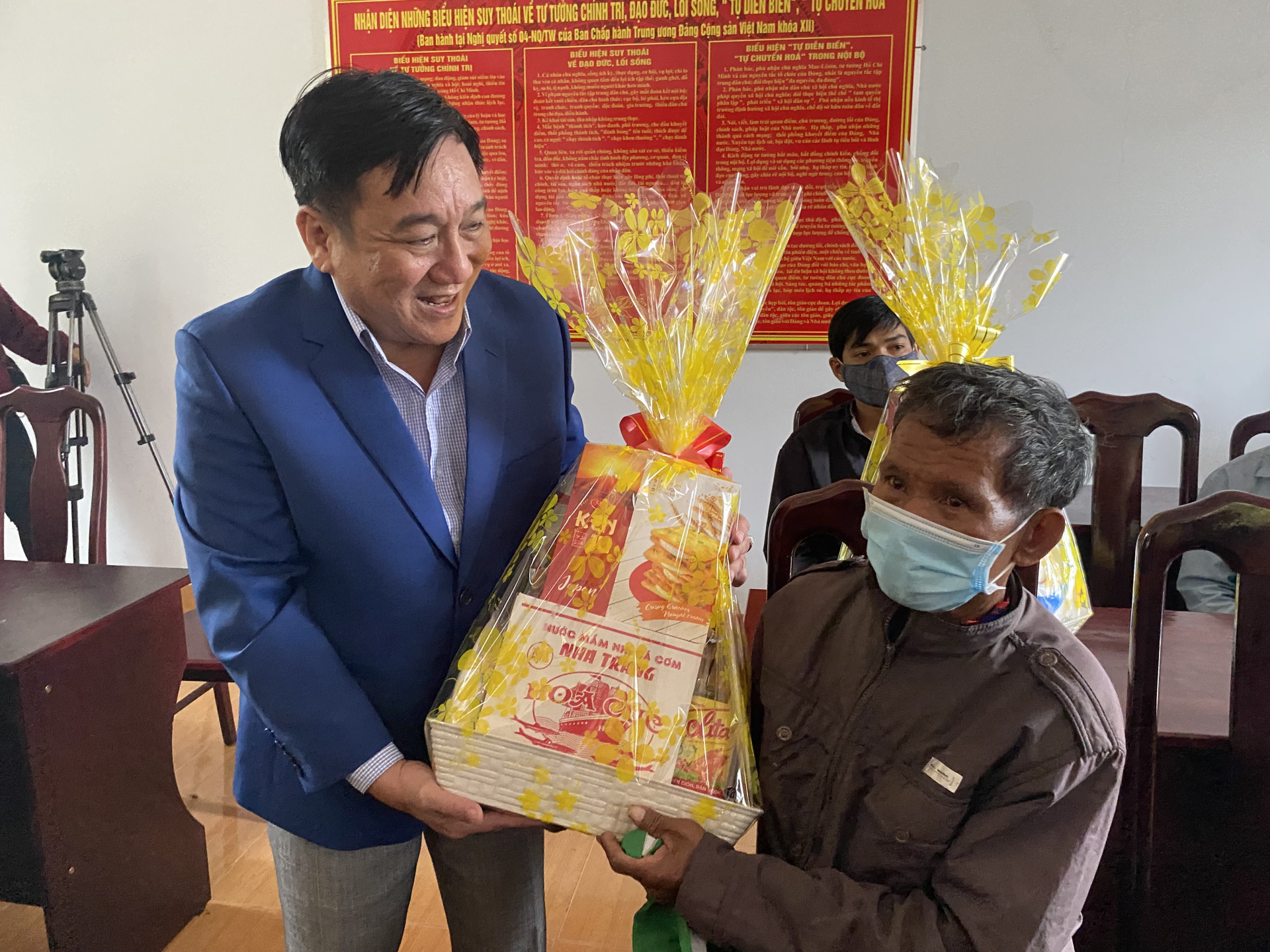 Ông Vĩnh Thông tặng quà cho các hộ dân xã Khánh Thượng.