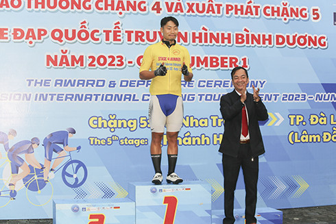 Tay đua Jang Kyunggu, Hàn Quốc giành áo vàng sau 4 chặng tại giải đua xe đạp quốc tế truyền hình Bình Dương.
