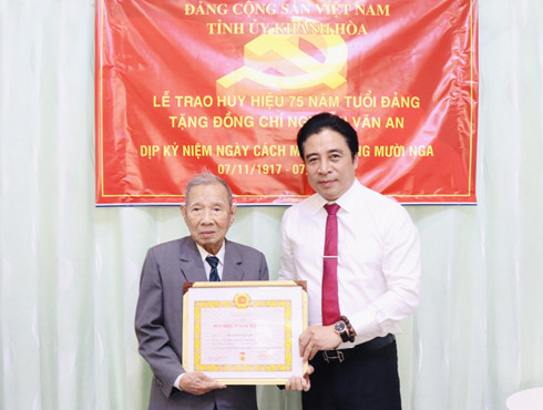 Đồng chí Nguyễn Khắc Toàn trao Huy hiệu 75 năm tuổi Đảng  cho đảng viên Nguyễn Văn An - phường Phước Long, TP. Nha Trang.