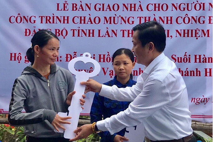 Đồng chí Hà Quốc Trị bàn giao nhà cho người nghèo  ở huyện Vạn Ninh. Ảnh: Thái Thịnh