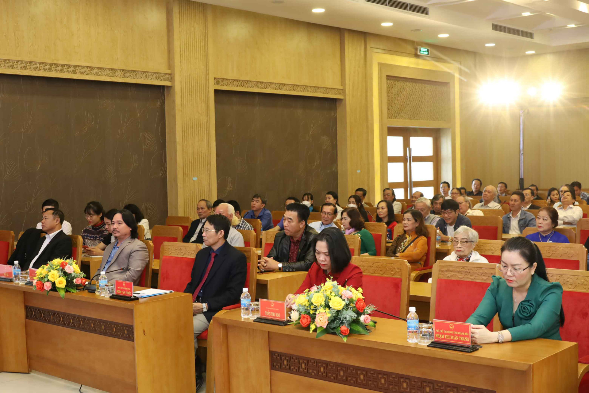 Các vị lãnh đạo tỉnh Khánh Hòa tham dự buổi gặp mặt, chúc Tết văn nghệ sĩ tiêu biểu. 