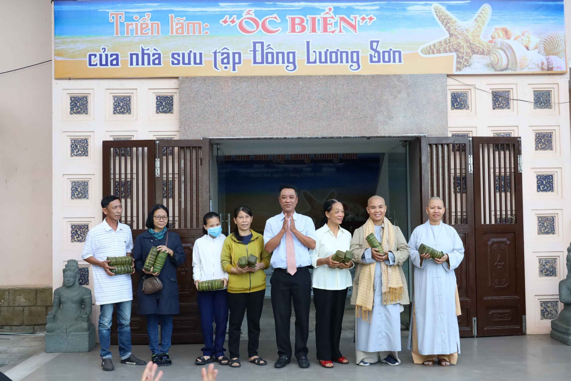 Lãnh đạo Bảo tàng tỉnh Khánh Hòa trao tặng bánh tét đến các mái ấm nhân ái, trung tâm bảo trợ xã hội. 