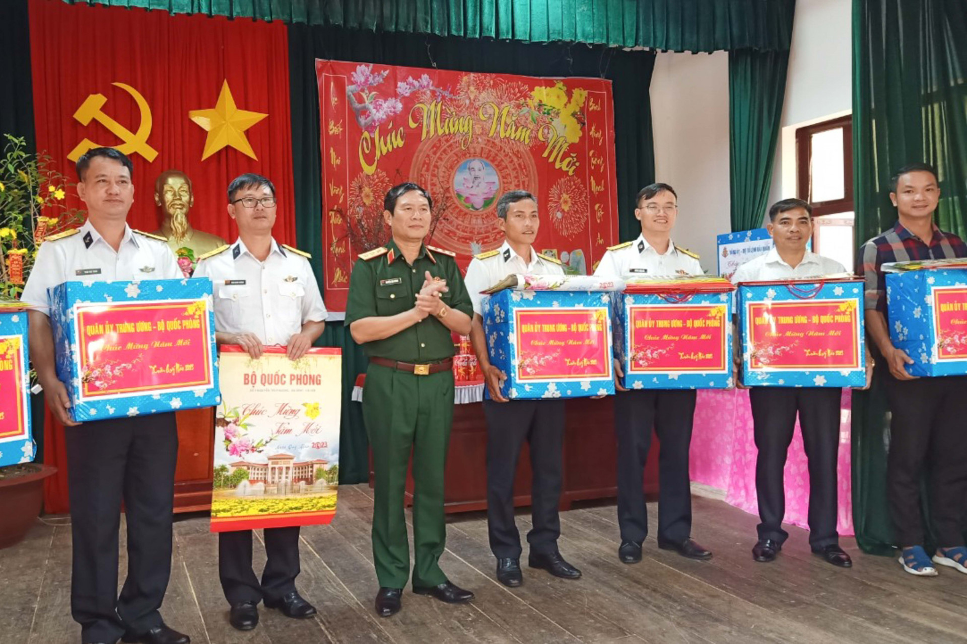Thượng tướng Nguyễn Tân Cương tặng quà Tết cho quân và dân đảo Sinh Tồn