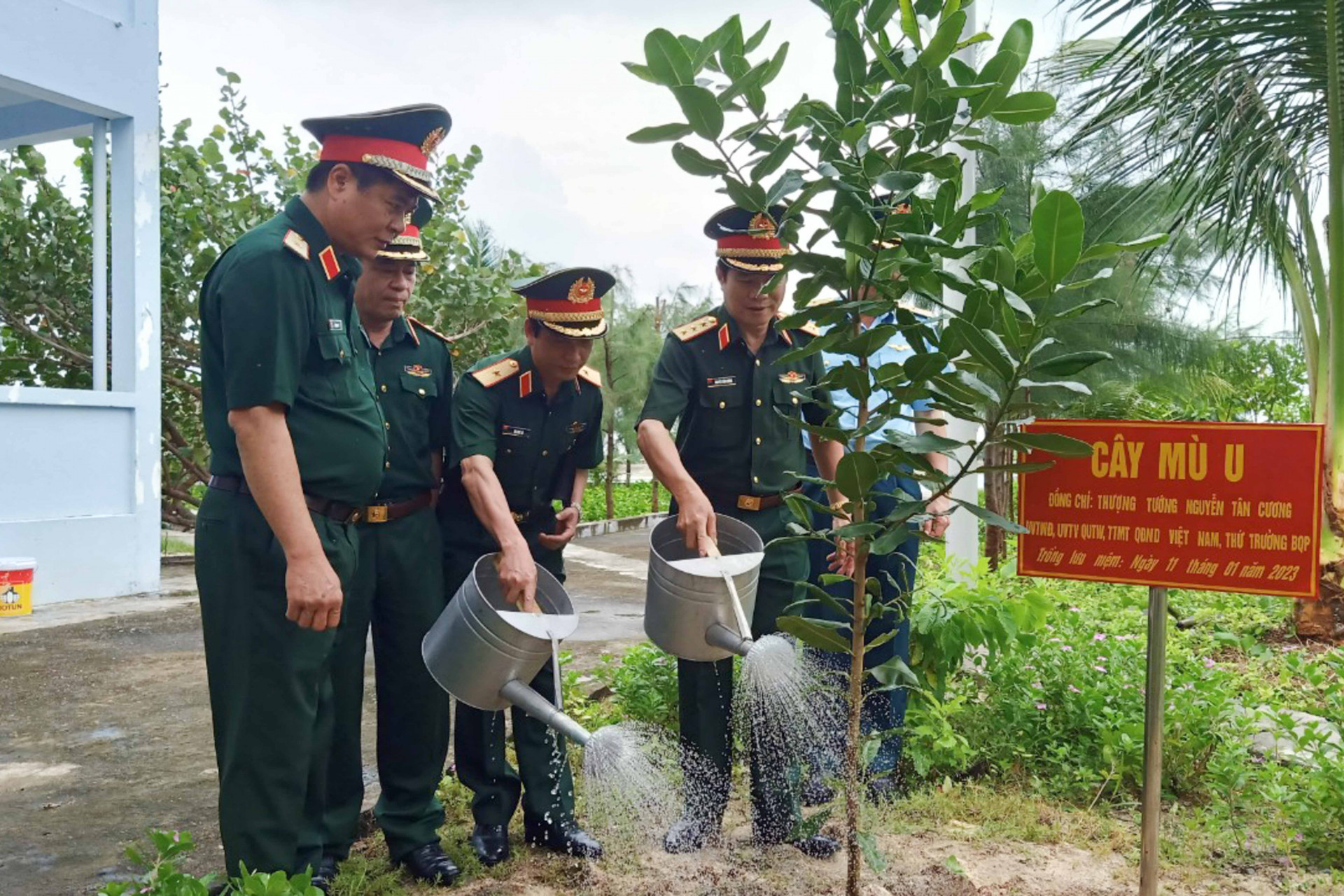 Đoàn công tác trồng cây lưu niệm tại đảo Sinh Tồn