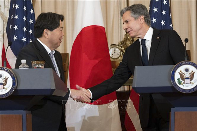 Ngoại trưởng Mỹ Antony Blinken (phải) và Ngoại trưởng Nhật Bản Yoshimasa Hayashi (trái) tại cuộc họp báo sau cuộc đối thoại ở Washington, DC, ngày 11/1/2023. Ảnh: AFP/TTXVN