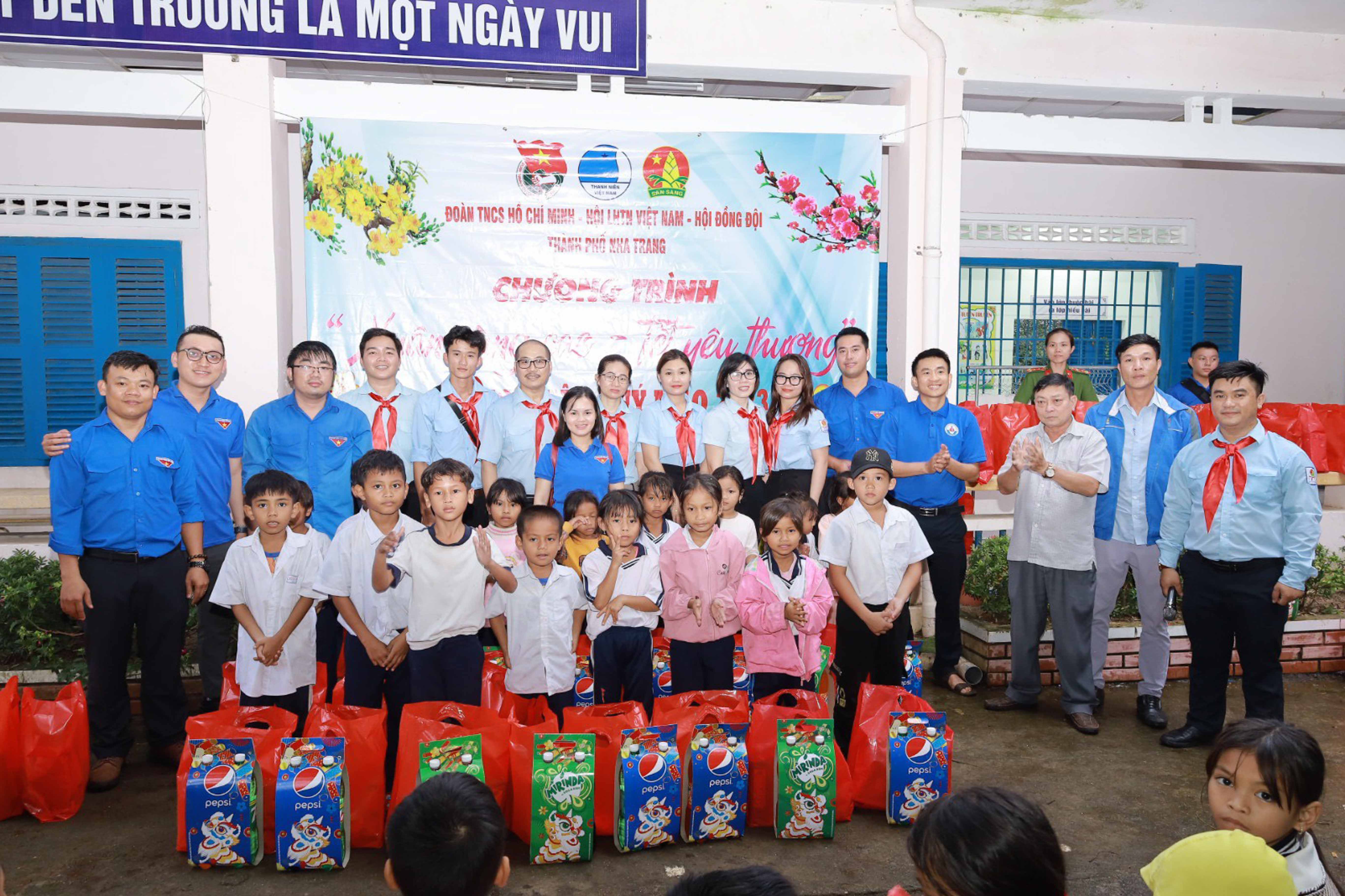 Trao 111 phần quà Tết cho học sinh, người dân khó khăn xã Khánh Trung