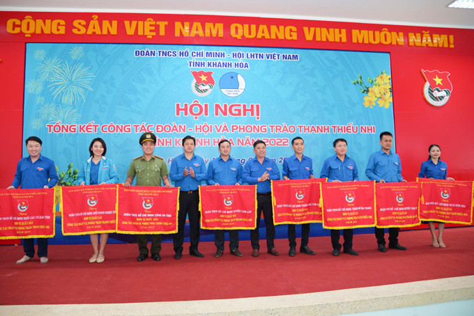 Lãnh đạo Tỉnh đoàn trao cờ thi đua cho các đơn vị xuất sắc dẫn đầu.