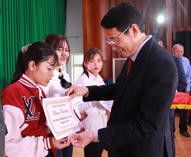 Ông Đinh Văn Thiệu khen thưởng cho các học sinh, sinh viên. 