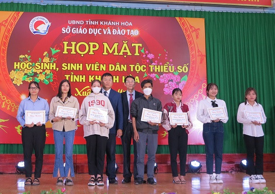 Ông Đinh Văn Thiệu và ông Võ Hoàn Hải - Giám đốc Sở Giáo dục và Đào tạo trao giấy khen cho các học sinh, sinh viên. 