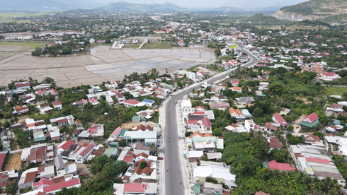 Tỉnh lộ 2 được nâng cấp, mở rộng, góp phần tạo thành những khu dân cư khang trang  ở xã Diên Lạc và xã Diên Phước. 
