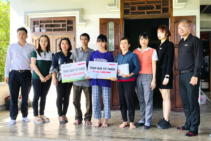 Đại diện các đơn vị trao tiền ủng hộ  cho gia đình em Nguyễn Đặng Như Quỳnh.