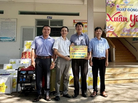 Thầy Võ Tấn Hoàng - Hiệu trưởng Trường THCS Âu Cơ tặng quà cho Trường Tiểu học Vĩnh Nguyên 3. 