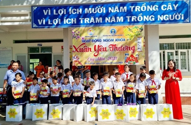 Cô Trần Thị Thanh Huyền - Phó Hiệu trưởng nhà trường tặng quà cho các học sinh Trường Tiểu học Vĩnh Nguyên 3. 