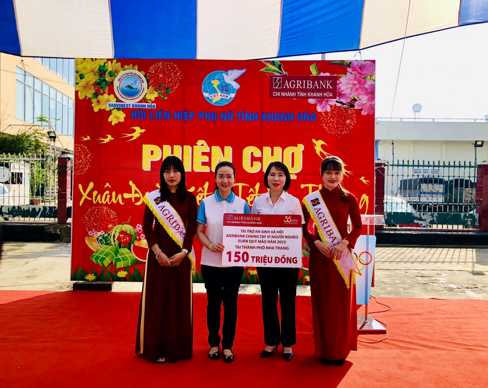 Ngân hàng Nông nghiệp và Phát triển nông thôn Việt Nam Chi nhánh tỉnh Khánh Hòa trao biểu trưng hỗ trợ 300 suất quà.