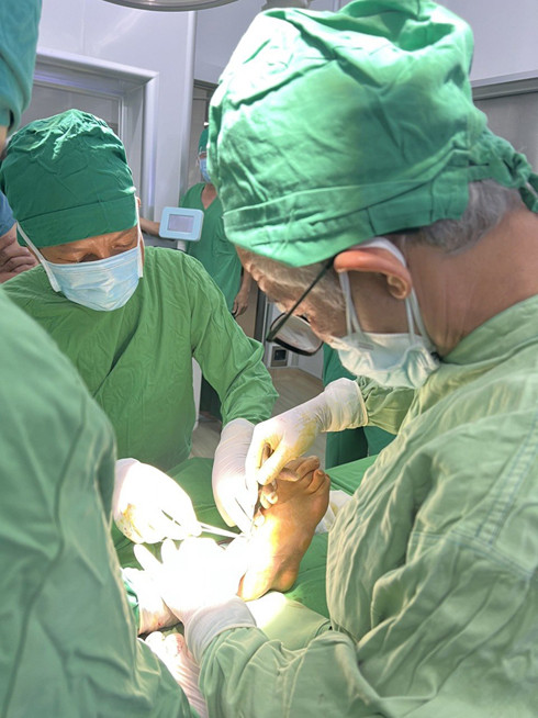 Tiến sĩ Phan Văn Tiếp - chuyên gia chấn thương chỉnh hình nhi phẫu thuật cho bệnh nhi bị dị tật bàn chân khoèo. 