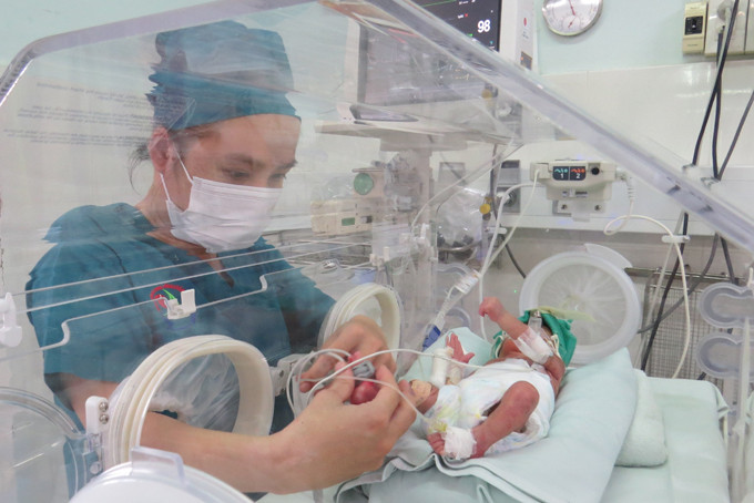 Chăm sóc trẻ sinh non tại Khoa Nhi Bệnh viện Đa khoa tỉnh.