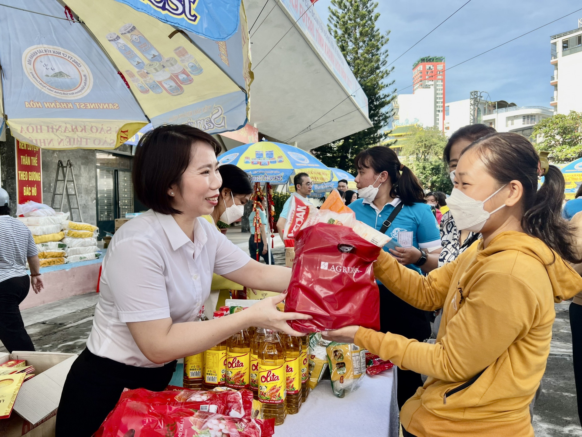Đại diện Ngân hàng Nông nghiệp và Phát triển nông thôn Việt Nam Chi nhánh tỉnh Khánh Hoà tặng quà tết cho phụ nữ khó khăn tại gian hàng "0 đồng".