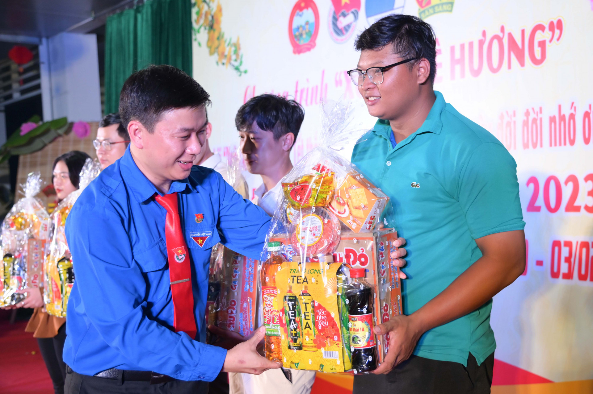 Lãnh đạo Thành đoàn Nha Trang trao quà hỗ trợ thanh niên công nhân khó khăn
