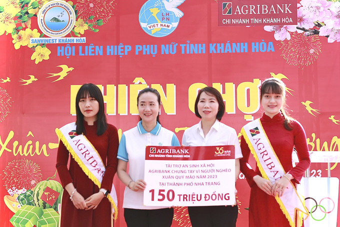 Lãnh đạo Agribank Chi nhánh tỉnh Khánh Hòa trao biểu trưng số quà tặng  cho lãnh đạo Hội Liên hiệp Phụ nữ tỉnh.