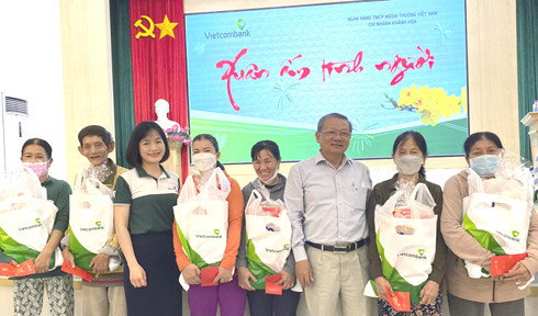 Người dân huyện Diên Khánh nhận các suất quà của Vietcombank Chi nhánh Khánh Hòa.