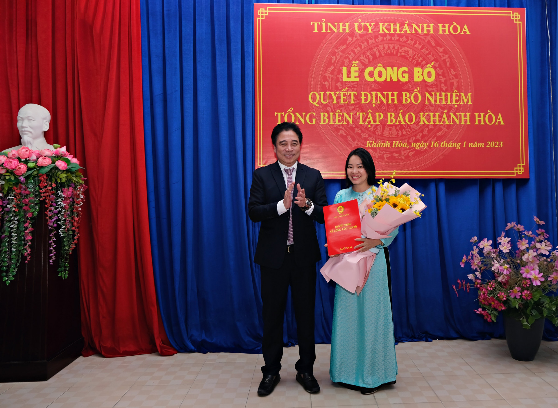Ông Nguyễn Khắc Toàn trao quyết định bổ nhiệm Tổng Biên tập cho bà Thái Thị Lệ Hằng. (Ảnh: Thành An)