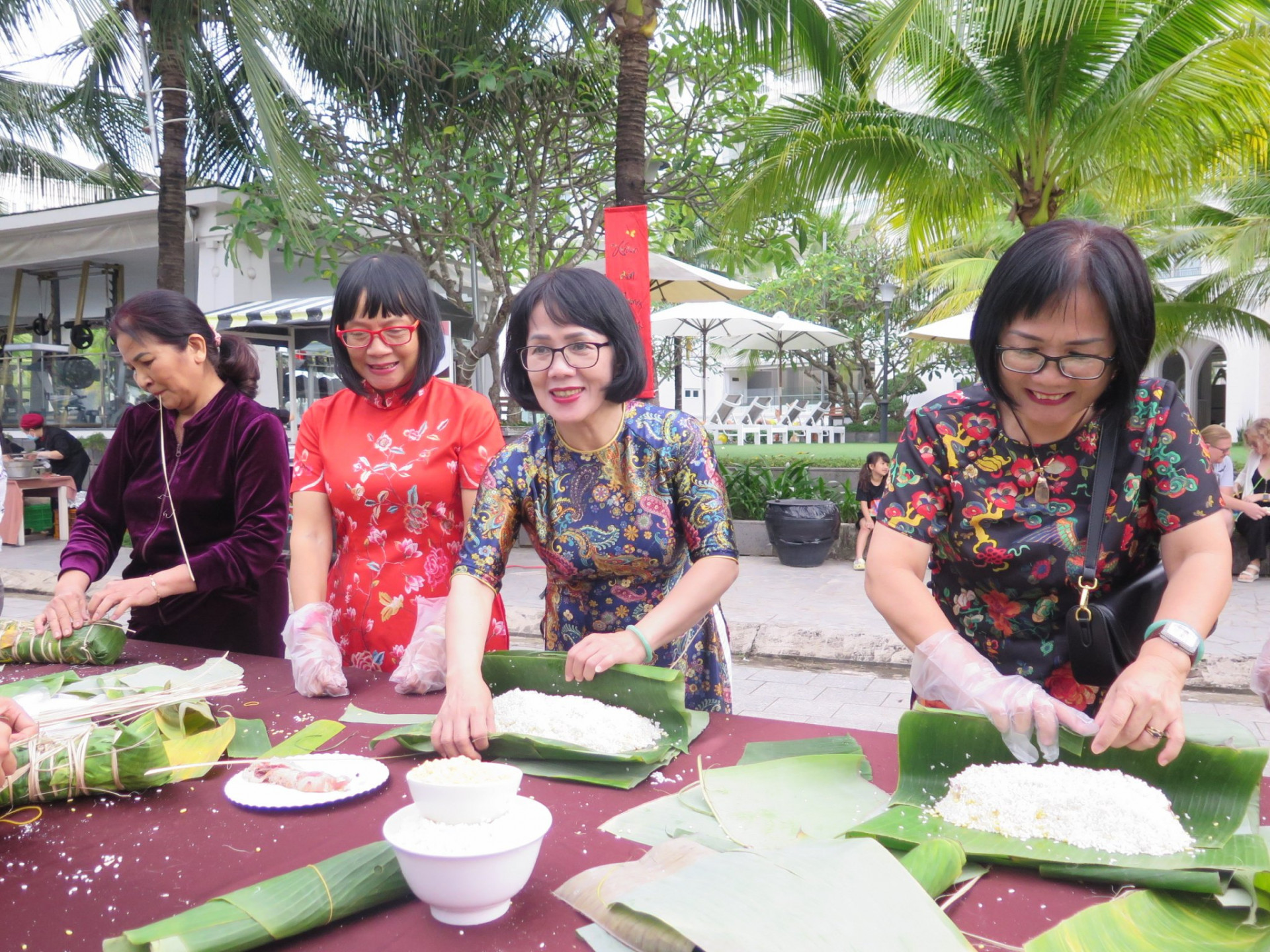 Nhiều người Nha Trang mang áo dài đến gói bánh Tét - một nét đẹp văn hóa của dân tộc.
