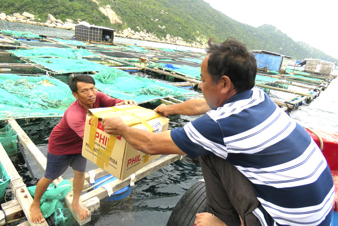 Giao hàng  cho người dân trên lồng bè nuôi trồng thủy sản.