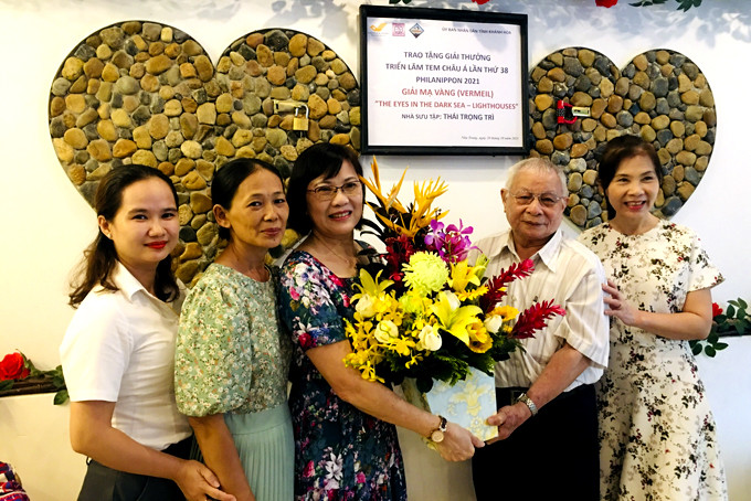 Hội Tem tỉnh chúc mừng ông Thái Trọng Trì nhận giải thưởng Mạ vàng của Triển lãm tem châu Á lần thứ 38.
