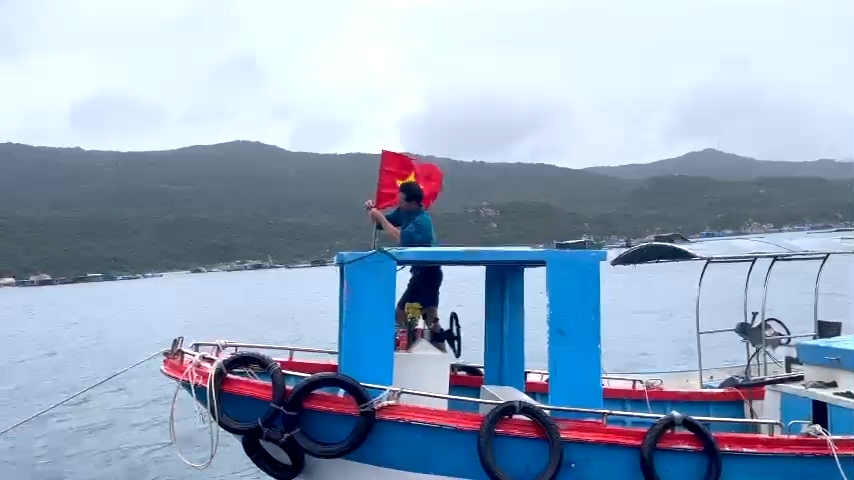 <p style= "text-align: justify; ">Ngư dân thay cờ Tổ quốc mới trên tàu đánh bắt thủy hải sản.</p>
