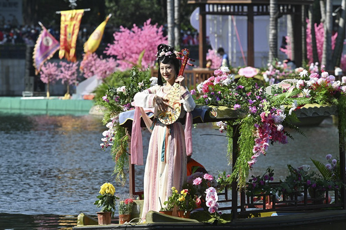 Một cô gái mặc trang phục Hán phục truyền thống tại lễ hội chợ hoa nổi lần thứ 13 ở quận Liwan, thành phố Quảng Châu, tỉnh Quảng Đông phía nam Trung Quốc ngày 18/1. Ảnh: AFP