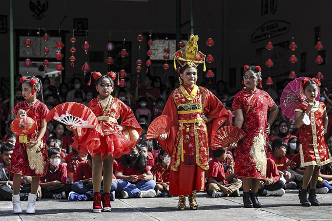 Học sinh gốc Hoa ở Indonesia mặc trang phục truyền thống trong lễ đón Tết Nguyên đán tại một trường học ở Solo, Trung Java, Indonesia vào ngày 19/1. Ảnh: AFP