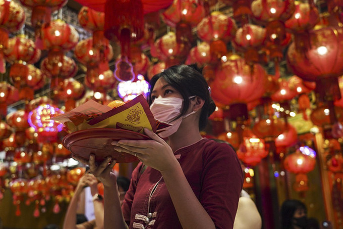 Người Thái và người Trung Quốc cầu may tại một ngôi chùa Trung Quốc trong lễ đón Tết Nguyên đán ở Bangkok, Thái Lan, ngày 20/1. Ảnh: AFP