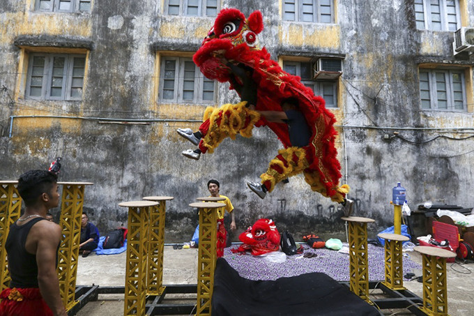 Các thành viên của một nhóm múa lân luyện tập cho buổi biểu diễn vào Tết Nguyên đán sắp tới ở Yangon, Myanmar, ngày 19/1. Ảnh: AFP